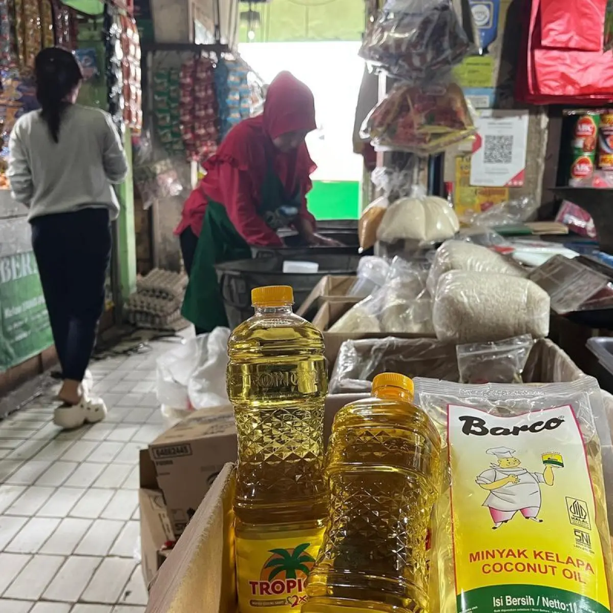 Pedagang minyak goreng di Pasar Tomang Barat atau Pasar Kopro, Grogol Petamburan, Jakarta Barat, Rabu (13/5/2026)(KOMPAS.com/Ridho Danu Prasetyo)