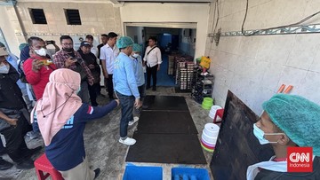 Ratusan siswa di Surabaya keracunan MBG. (CNN Indonesia/Farid)