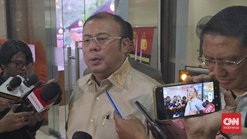 DPR dan Tim Pengawas Haji DPR akan memperketat pengawasan imigrasi demi mencegah keberangkatan jemaah haji ilegal pada musim haji tahun ini. (CNN Indonesia/ Taufiq Hidayatullah).