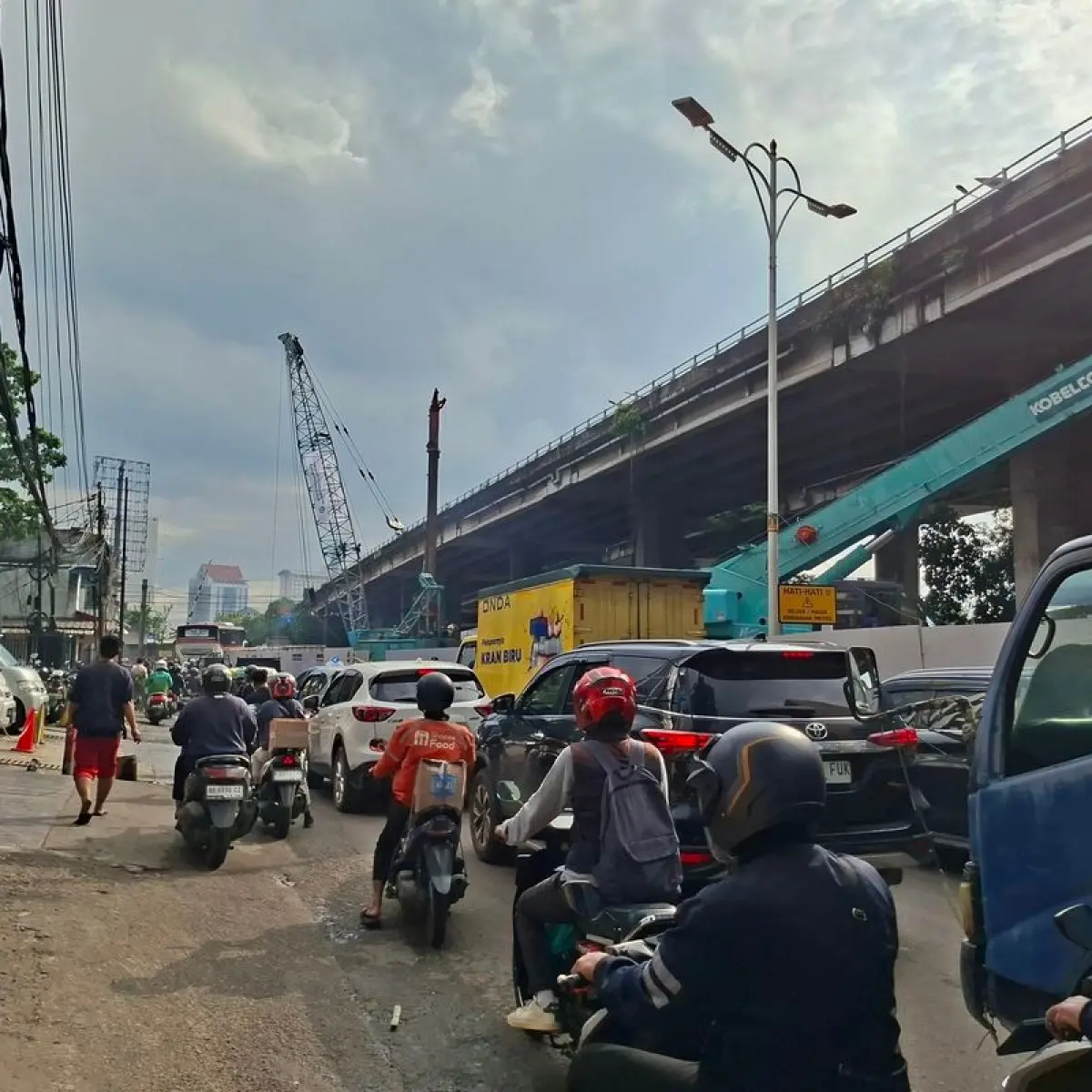 Arus lalu lintas di area proyek flyover Latumeten, Jalan Prof. Dr. Latumeten. Grogol Petamburan, Jakarta Barat (KOMPAS.com/Ridho Danu Prasetyo)