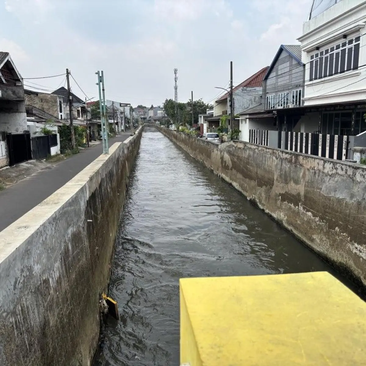 Tanggul kali di Komplek Taman Mangu Indah. Foto: Almadinah Putri Brilian