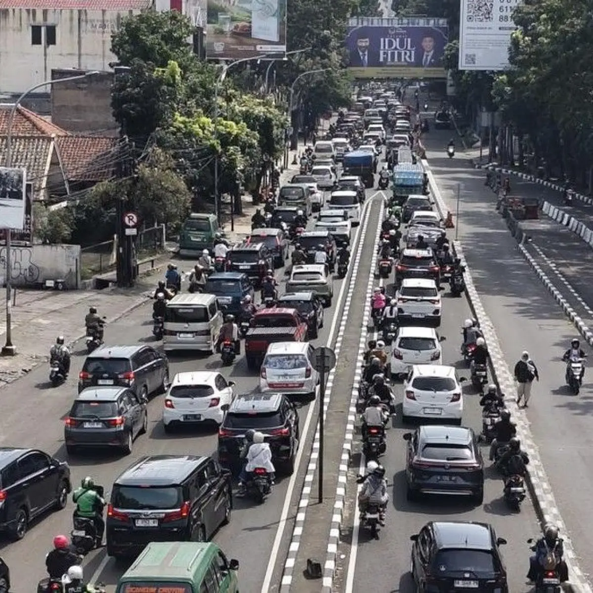 Situasi lalu lintas di Sukajadi Kota Bandung mengarah ke Lembang, Kabupaten Bandung Baratsaat akhir pekan (Foto: Rifat Alhamidi/detikJabar)