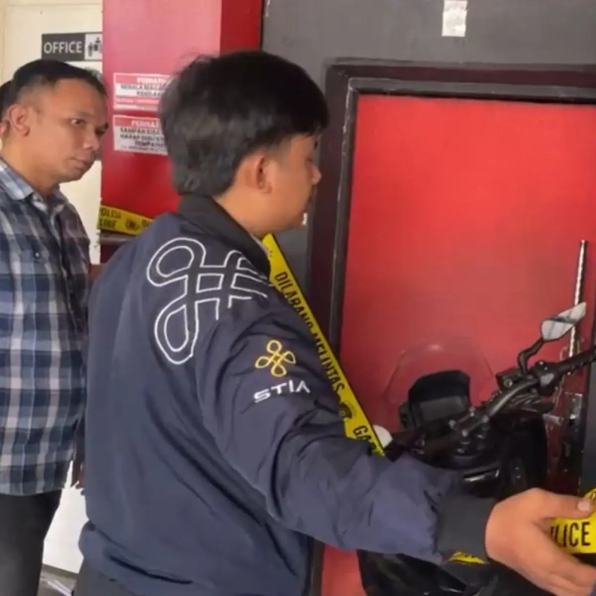 Polisi menyegel sebuah tempat karaoke yang diduga menjalankan praktik prostitusi melibatkan perempuan anak di bawah umur di Jalan Daan Mogot, Kebon Jeruk, Jakarta Barat, Sabtu (9/5/2026)(Dokumentasi: Humas Polres Metro Jakarta Barat)
