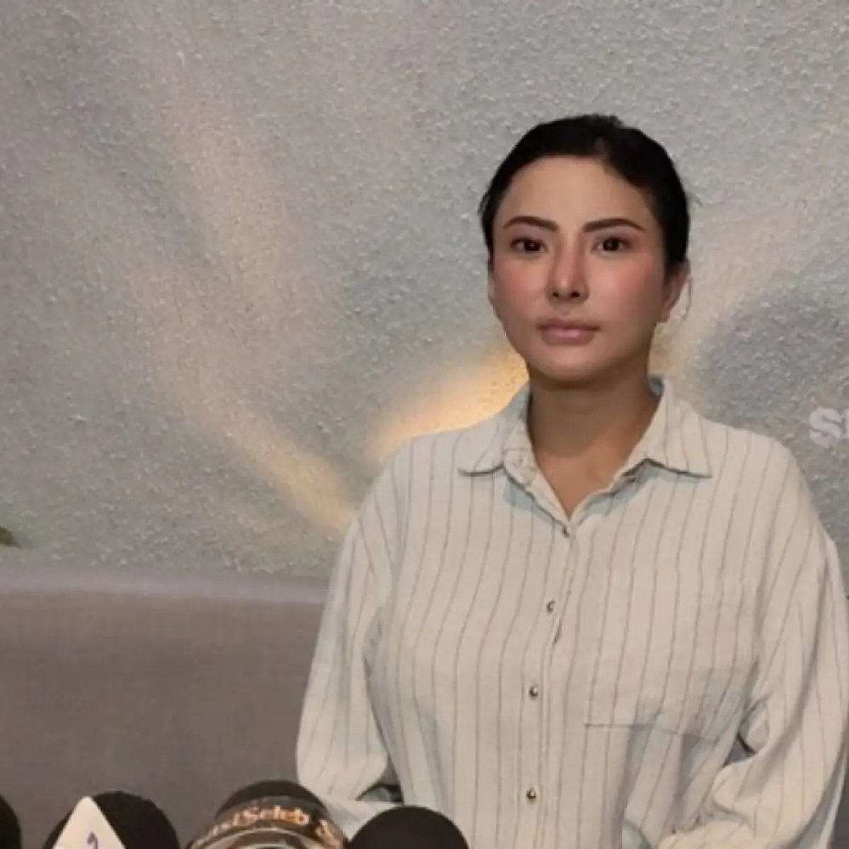 Ayu Aulia menggelar jumpa pers di kawasan Jalan Pangeran Antasari, Jakarta Selatan, Kamis (14/5/2026) terkait pengakuannya yang dihamili pejabat, hingga menyeret Ridwan Kamil hingga Bupati Bintan Roby Kurniawan. Ayu mengaku ucapannya hanya halusinasi kare
