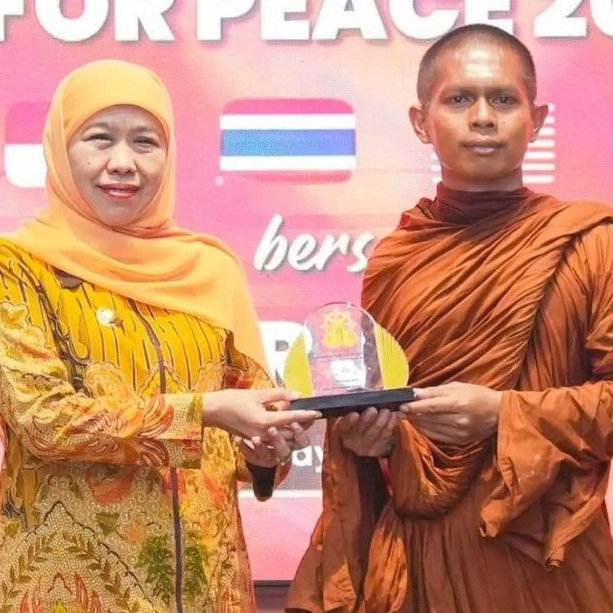 Gubernur Jatim Khofifah Indar Parawansa sambut 57 Bhikkhu lintas negara di Gedung Negara Grahadi, Surabaya. (Foto: Istimewa)