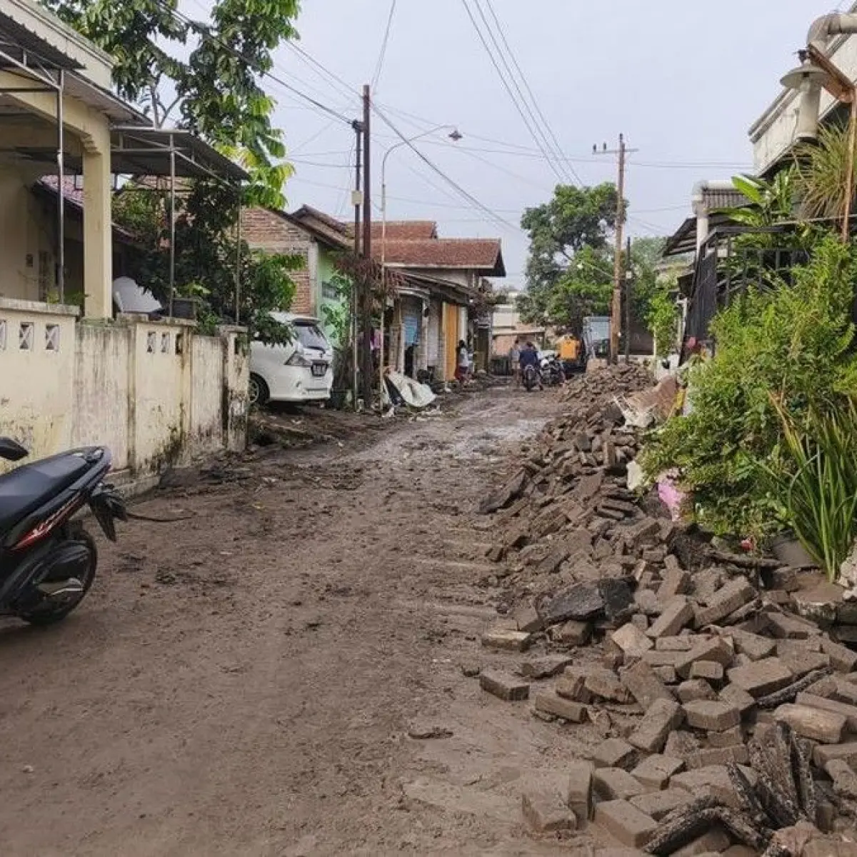 Penampakan Jalan Sriyatno, Ngaliyan, Semarang rusak parah diterjang banjir bandang, Sabtu (16/5/2026). Foto: Ardian Dwi Kurnia/detikJateng