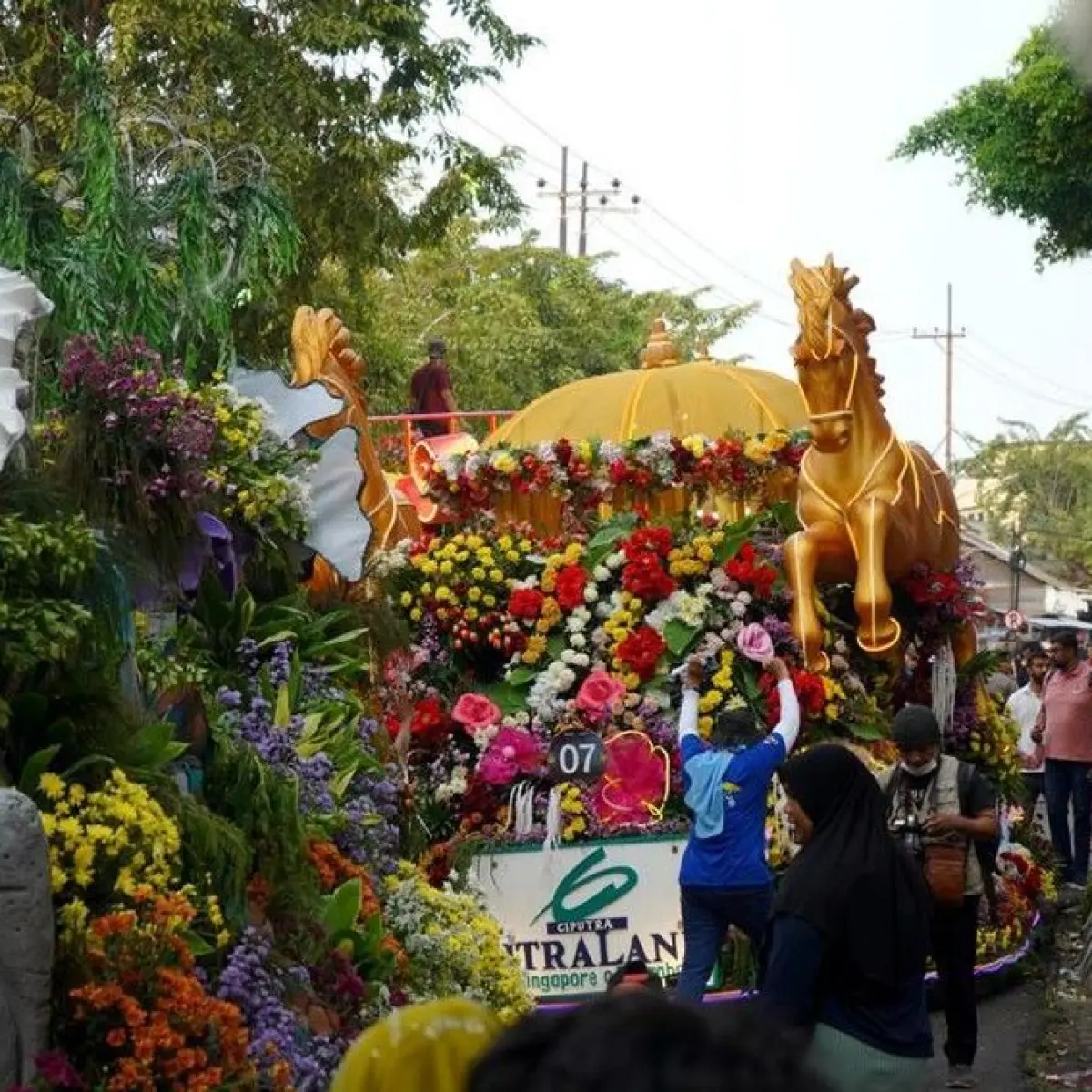 Persiapan kendaraan hias yang akan meramaikan Surabaya Vaganza 2026. (Foto: Raihan Akbar Mahendra/detikJatiim)