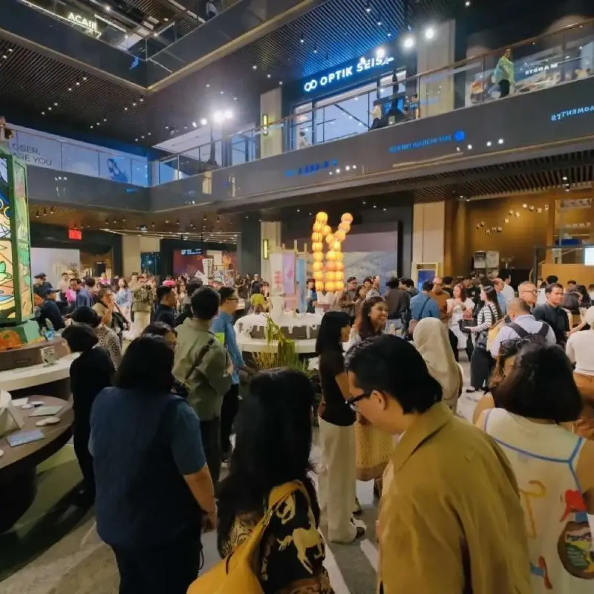 ASHTA District 8 Sulap Limbah Jadi Karya Seni Estetik Lewat Program 'Artcycle Earthform'