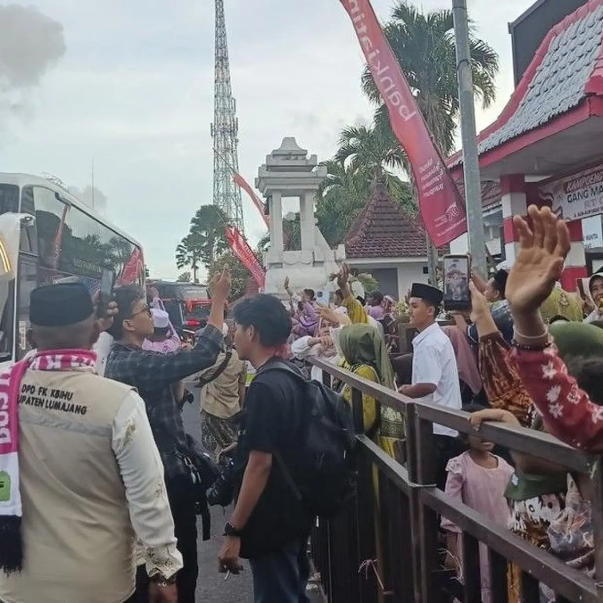 Saat jemaah haji asal Lumajang berangkat ke Embarkasi Surabaya. (Foto: Nur Hadi Wicaksono/detikJatim)