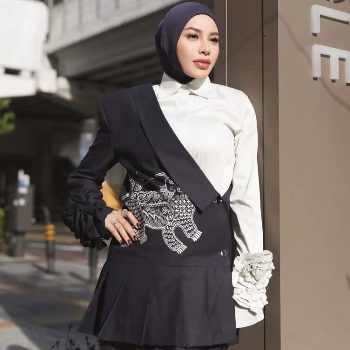 Ilustrasi: Kolaborasi Gaya Modern dan Tradisional: Aurel-Atta Tampil Memukau dengan Batik di Korea Selatan