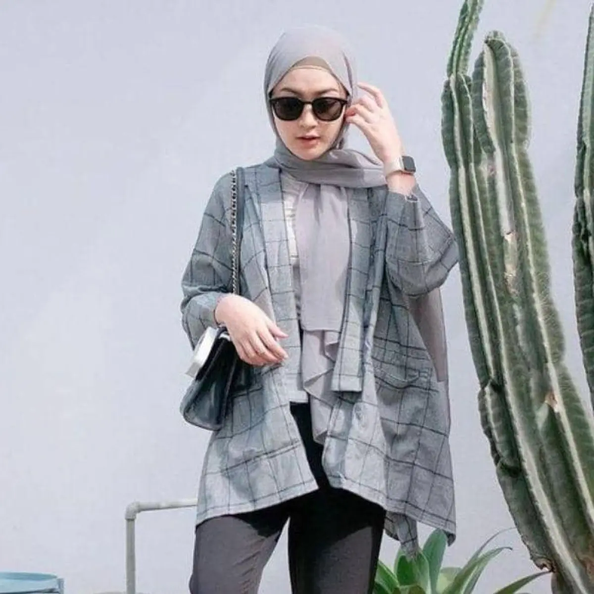Ilustrasi: Panduan Padu Padan Jilbab: Opsi Warna Terbaik untuk Busana Abu-abu Anda