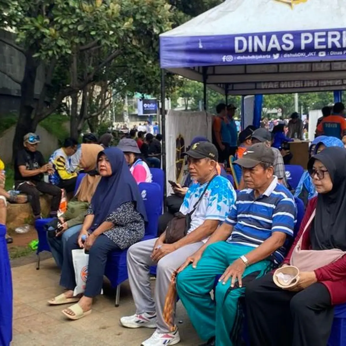 Sejumlah warga lansia duduk mengantre berkas dengan tertib di pos pelayanan Dishub DKI Jakarta saat CFD di kawasan Bundaran HI, Minggu (17/5/2026).(KOMPAS.com/LIDIA PRATAMA FEBRIAN)