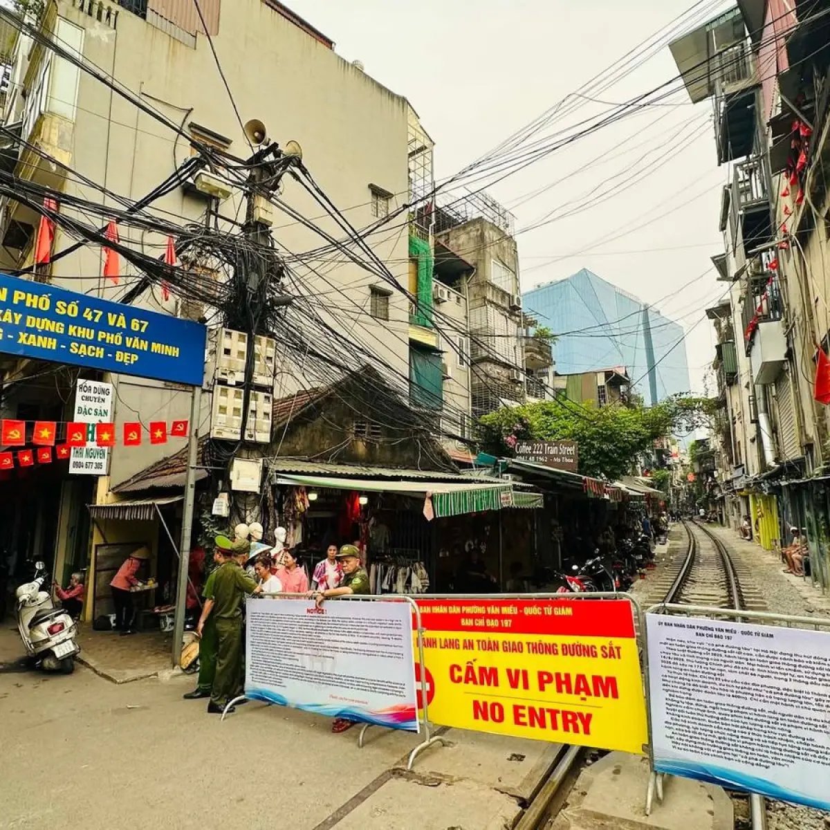petugas perbaiki kabel listrik jalanan (Foto: Vstatic)