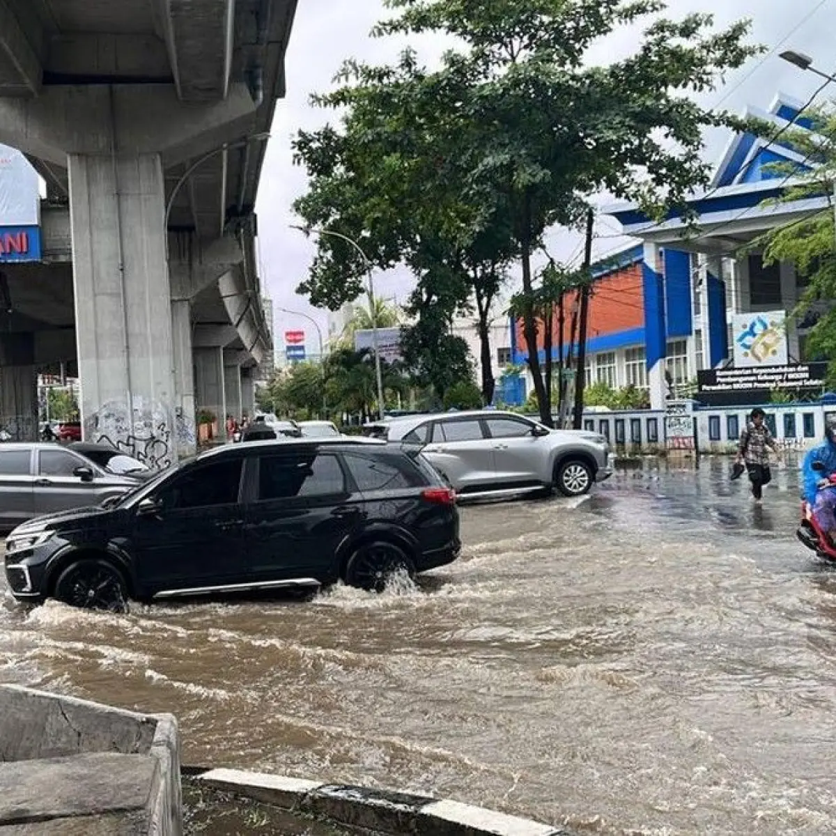 Hujan Deras Sebabkan Banjir Setinggi Betis Rendam Jalan Utama AP Pettarani Makassar, Lalu Lintas Tersendat