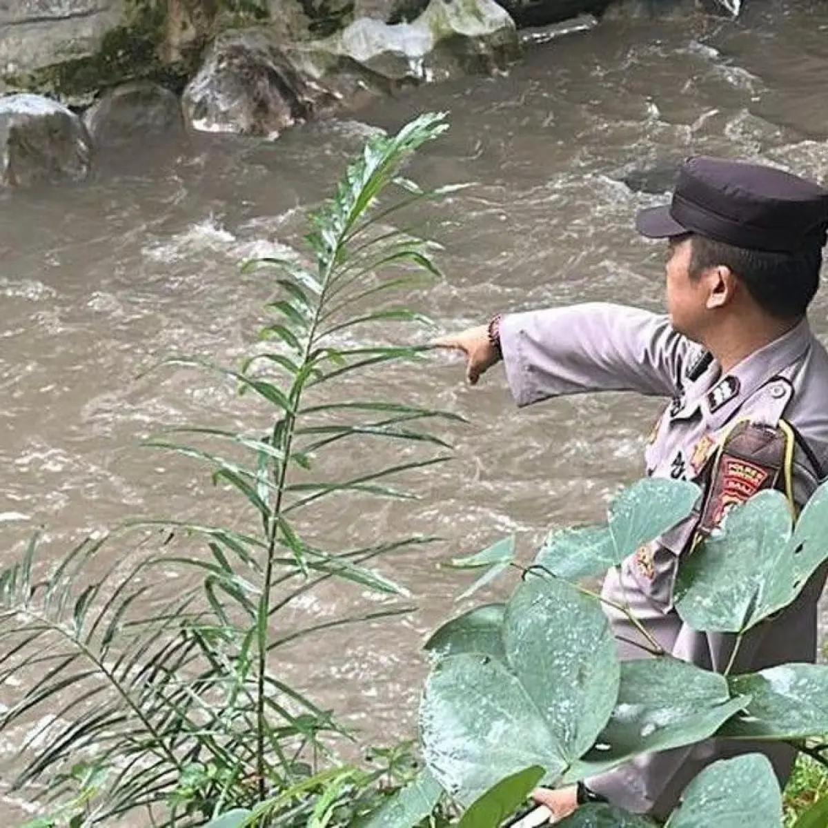Lokasi penemuan jasad lansia di Sungai Beji Anakan, Senin (18/5/2026). (Foto: Dok. Polres Gianyar)
