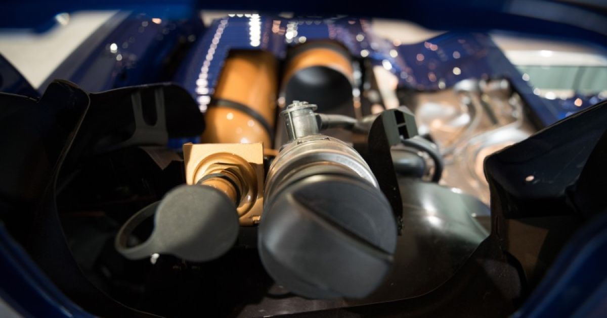 Tutup diletakkan di atas tangki gas alam terkompresi (CNG). (Foto Bloomberg-asper Juinen)