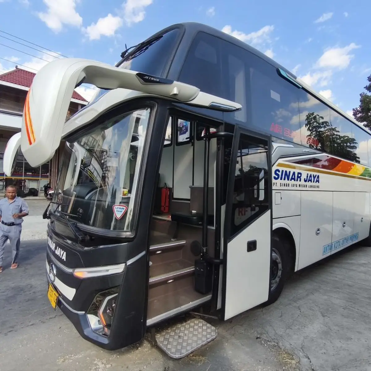 Bus Sinar Jaya Wonosari - Kutabumi via Cawas Klaten(Kompas.com/Erwin Setiawan)