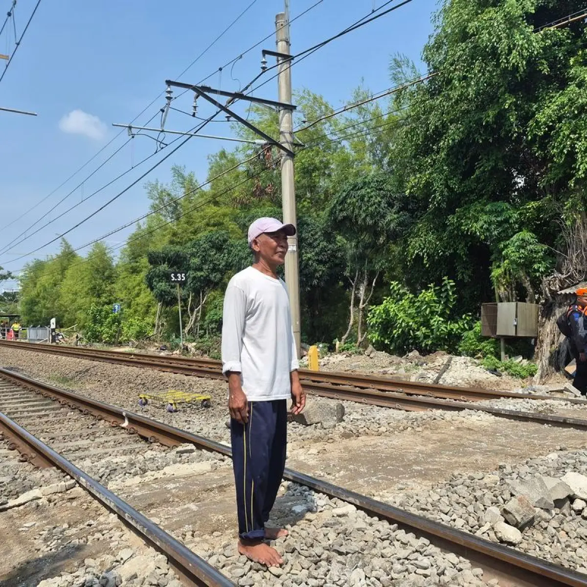 Said (61) penjaga pelintasan kereta liar di Kebon Baru, Tebet, Jakarta Selatan,  Kamis (14/5/2026).(KOMPAS.com/ SHINTA DWI AYU)