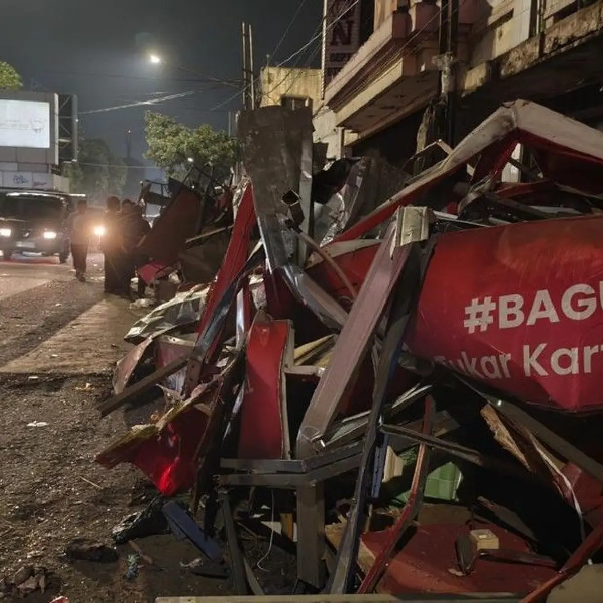 Pembongkaran lapak PKL Cicadas Market, Selasa (19/5/2026). (Foto: Rifat Alhamidi/detikJabar)
