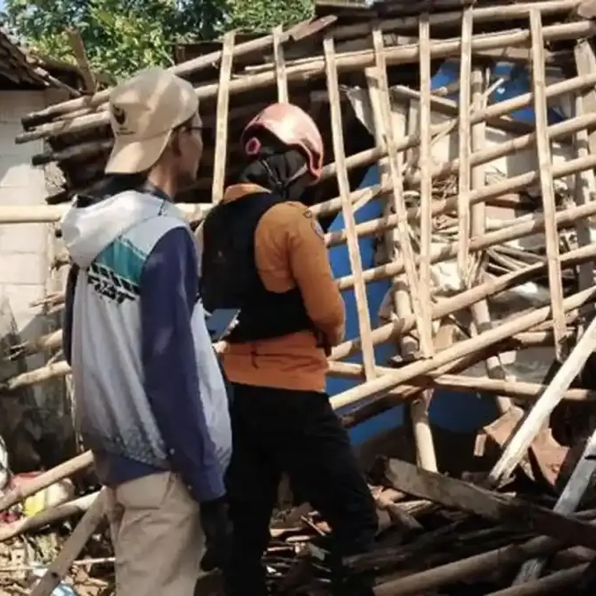 CUACA BURUK DI BOGOR: Penampakan kerusakan rumah warga Desa Bojong, Kecamatan Kemang Kabupaten Bogor ambruk, Selasa (19/5/2026).