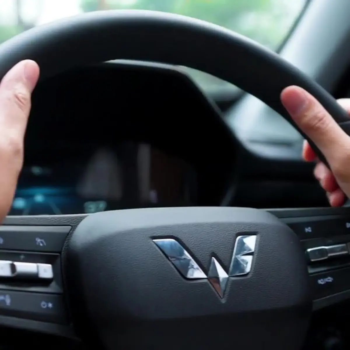 tangan pria memegang setir mobil mpv putih baru (Foto: Www3)