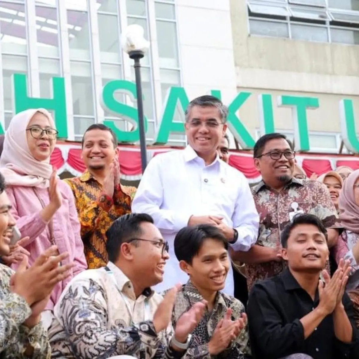 Menaker Yassierli dan peserta magang nasional di RS Unand. Foto: Dok. Kementerian Ketenagakerjaan
