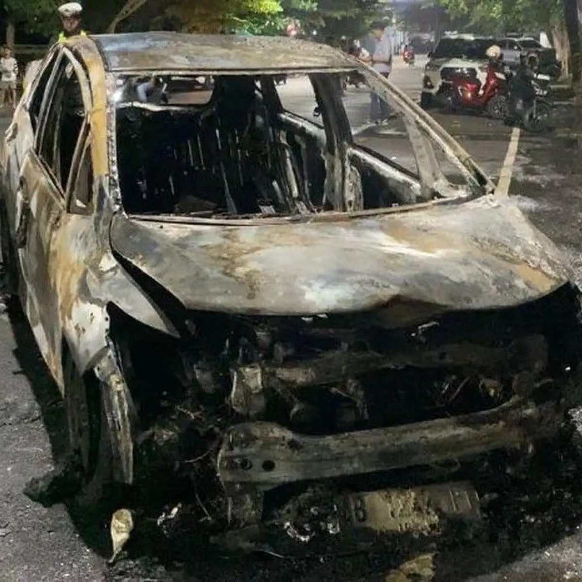 Ledakan Terdengar Sebelum Honda Jazz Hangus Terbakar di Jalanan Semarang