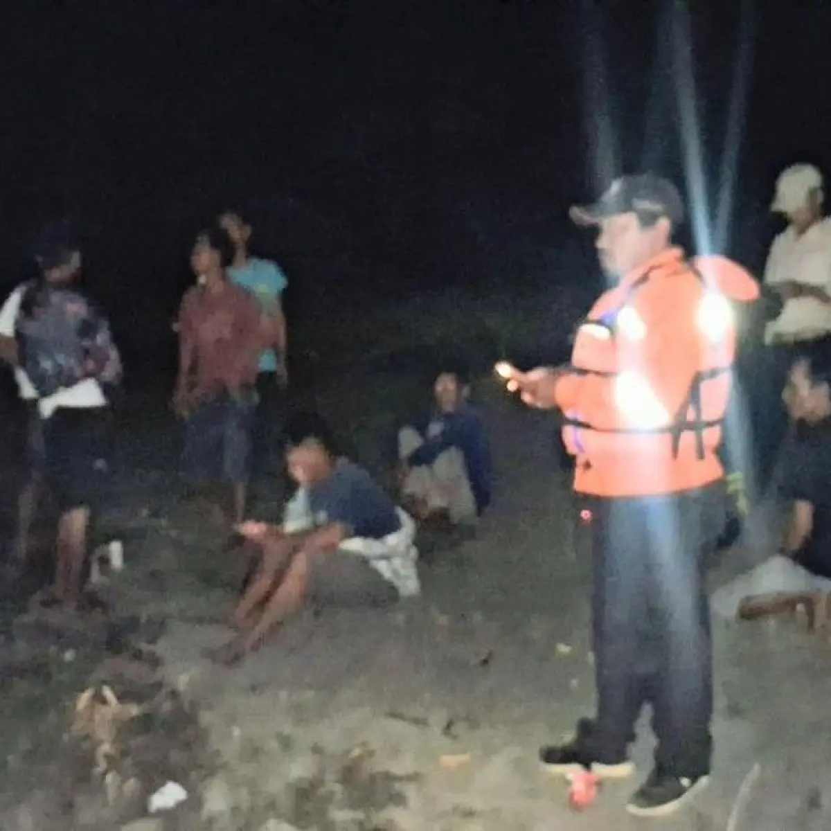 Tim SAR gabungan melakukan pencarian korban  ya g hilang terseret ombak pantai Desa Entak, Kecamatan, Ambal, Kebumen, Rabu (20/5/2026) sore. Foto: Dok BPBD Kebumen