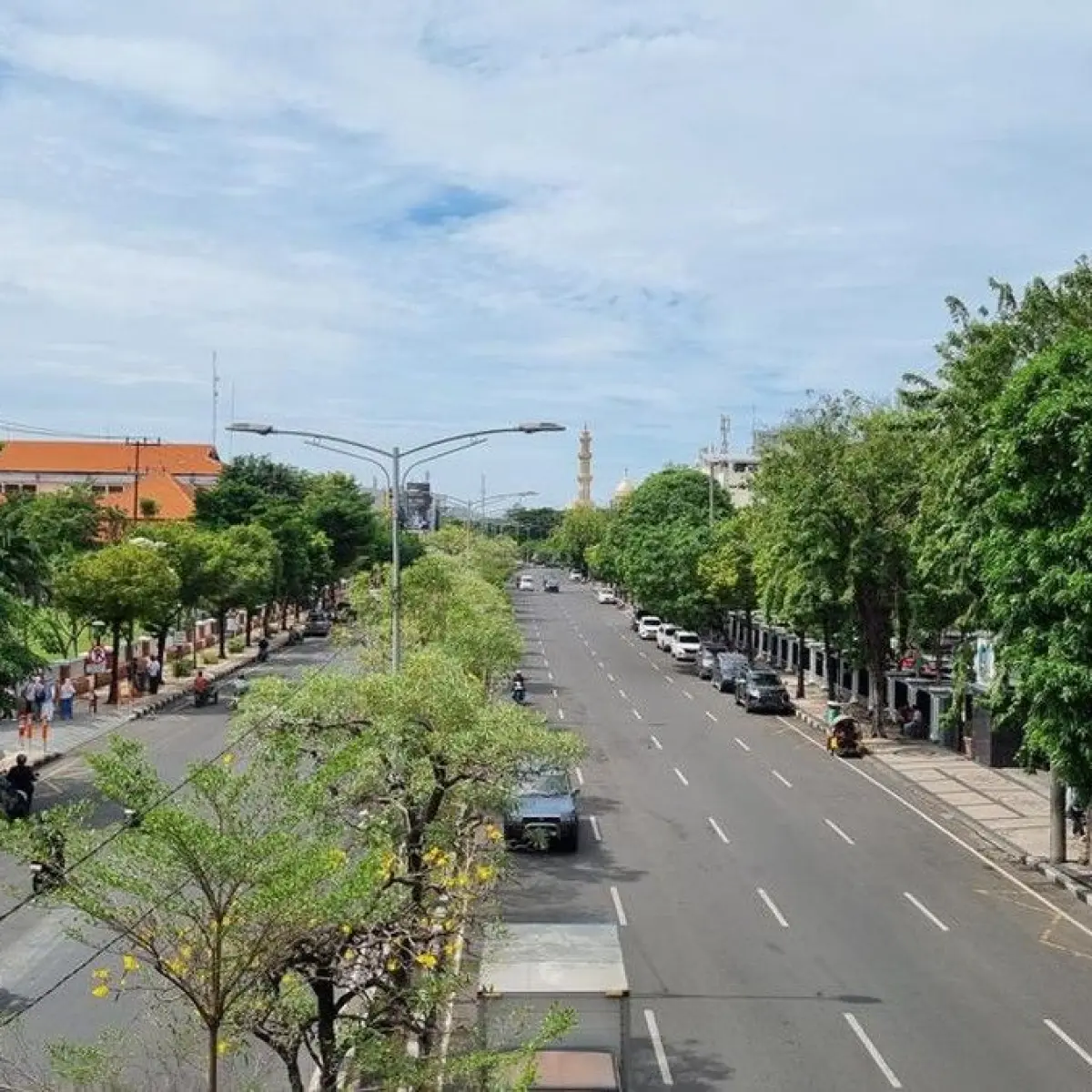 Cuaca Surabaya berawan. Foto: Esti Widiyana/detikJatim