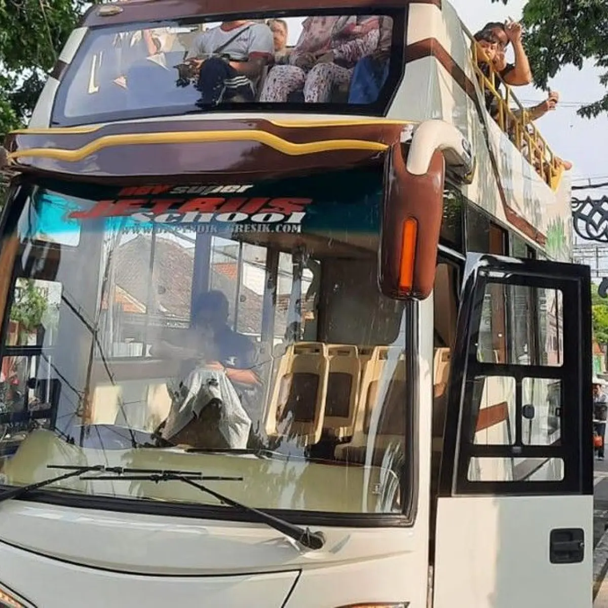 Bus Wisata Bandar Grissee. Foto: Disparekrafbudpora Gresik