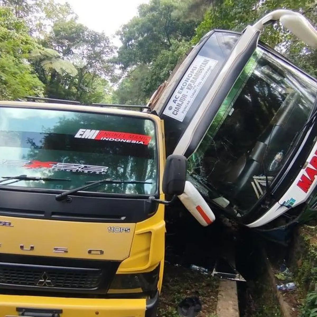 Foto: Bus kecelakaan di Jalur Puncak Cianjur. (Ikbal Selamet/detikJabar)