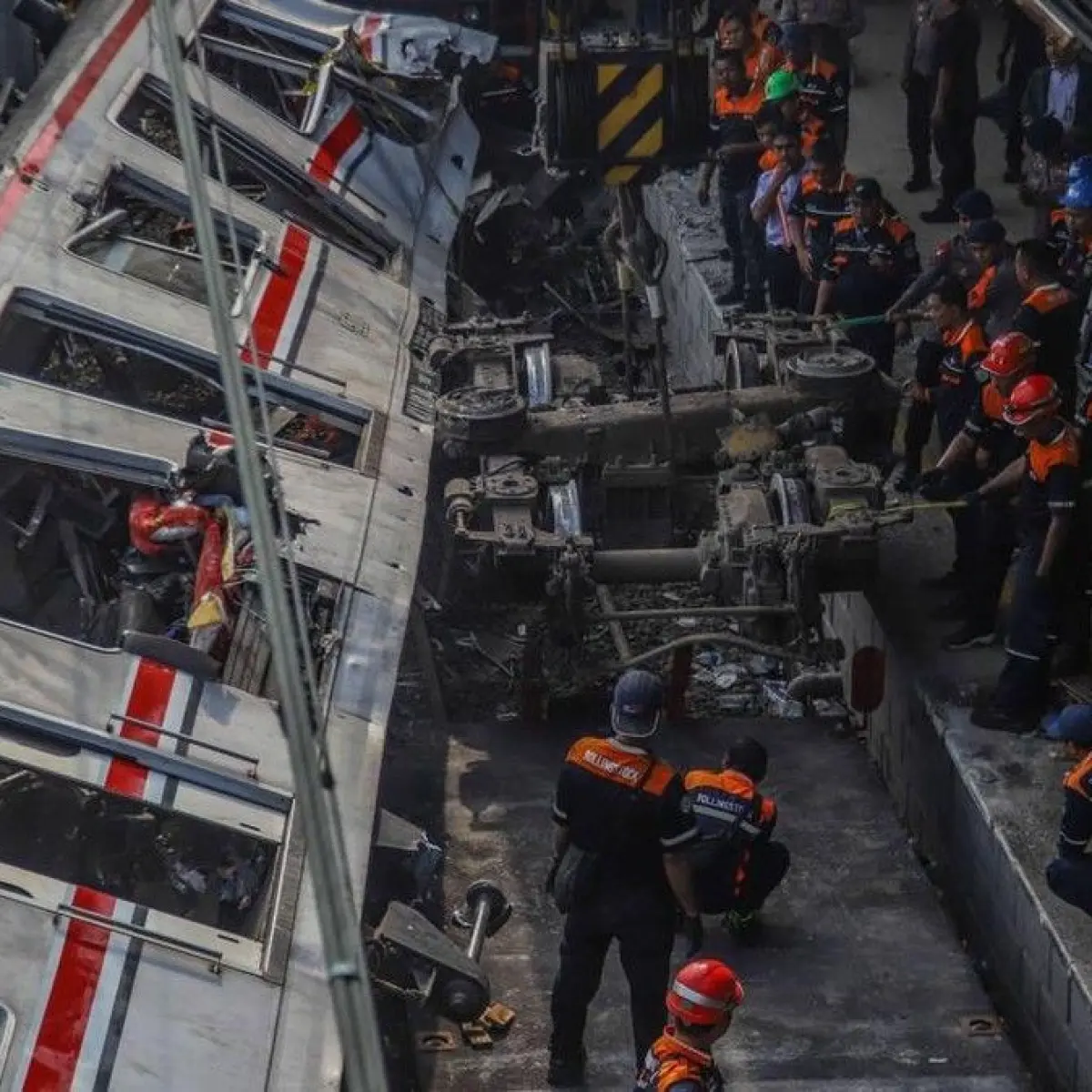 Foto: Sejumlah petugas SAR gabungan melakukan evakuasi gerbong KRL yang hancur akibat kecelakaan setelah menabrak kereta jarak jauh Argo Bromo di kawasan Stasiun Bekasi Timur, Bekasi, Selasa (28/4/2026). (Pradita Utama / detikfoto)