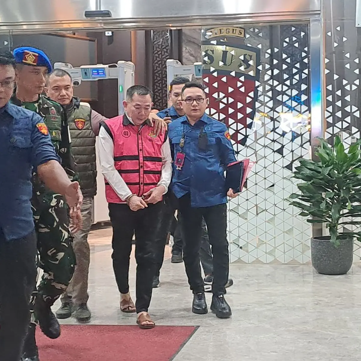 Kejaksaan Agung menetapkan satu tersangka dalam kasus dugaan korupsi tata kelola izin usaha pertambangan (IUP) PT Quality Sukses Sejahtera (QSS) di Kalimantan Barat periode 2017-2025 dengan tersangka berinisial SDT atau Sudianto alias Aseng, pada Kamis (2