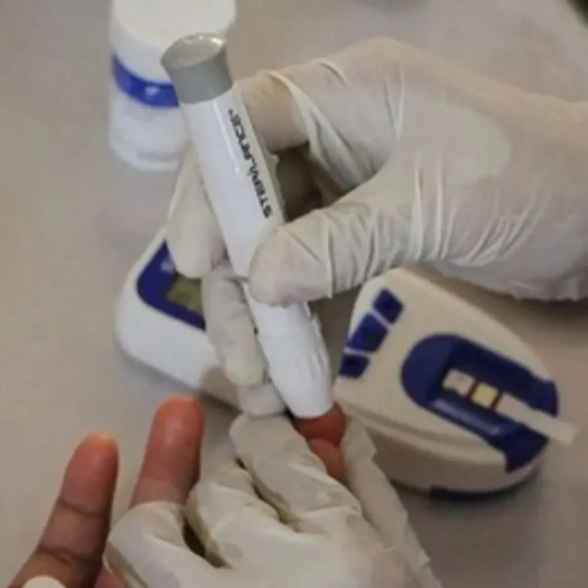 Petugas melakukan pemeriksaan kadar gula darah dan hemoglobin.(ANTARA FOTO/Auliya Rahman)