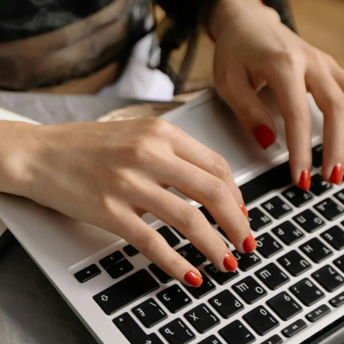 tangan mahasiswa mengunggah dokumen di laptop close up (Foto: Pexels)