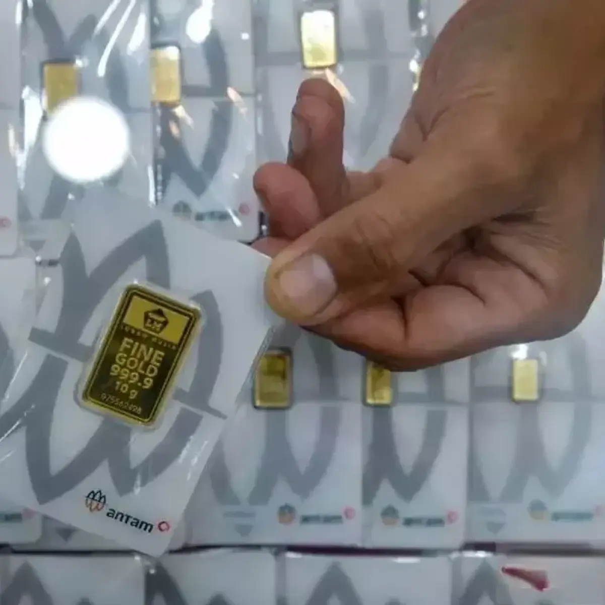 Proyeksi Analis: Investor Emas Antam Perlu Waspada Potensi Koreksi Harga Signifikan Akhir Pekan