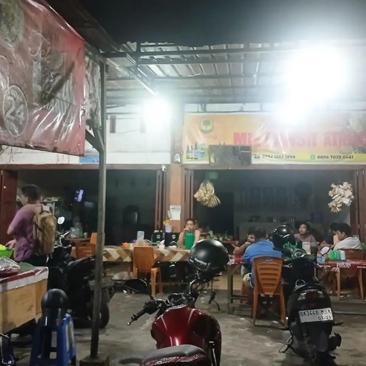 Mati Lampu di Medan: Warga Terpaksa Cari 'Oase' Warung Demi Sinyal Internet dan Daya Ponsel