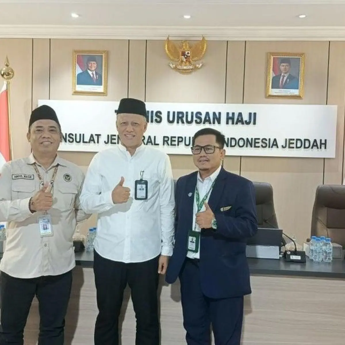 General Manager Garuda Indonesia Cabang Jeddah Nano Setiawan (tengah) saat diwawancarai di Jeddah, Jumat (22/5/2025). Foto: Media Center Haji 2026
