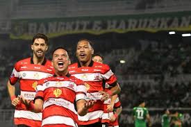 Penyerang Madura United, Lulinha, merayakan gol ke gawang Persebaya Surabaya pada laga Super League 2025-2026 yang bergulir di Stadion Gelora Bung Tomo pada Jumat (17/4/2026).(KOMPAS.com/Suci Rahayu)