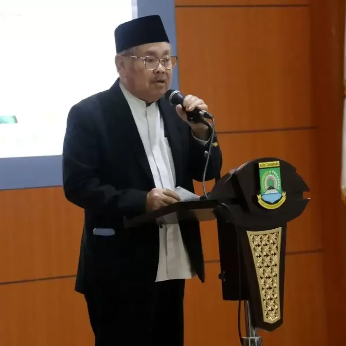 Ketua BAZNAS Kota Tangerang Aslie Elhusyairy. (ANTARA/Irfan)