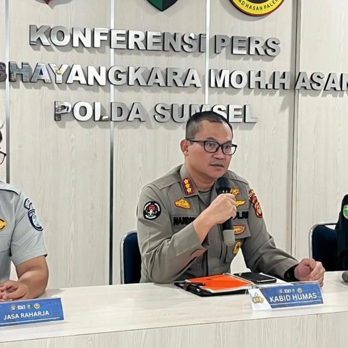 Kabid Humas Polda Sumsel Kombes Pol Nandang saat menyampaikan hasil identifikasi seluruh korban kecelakaan Bus ALS di RS Bhayangkara Palembang  (Foto: Rio Roma Dhoni/detikcom)