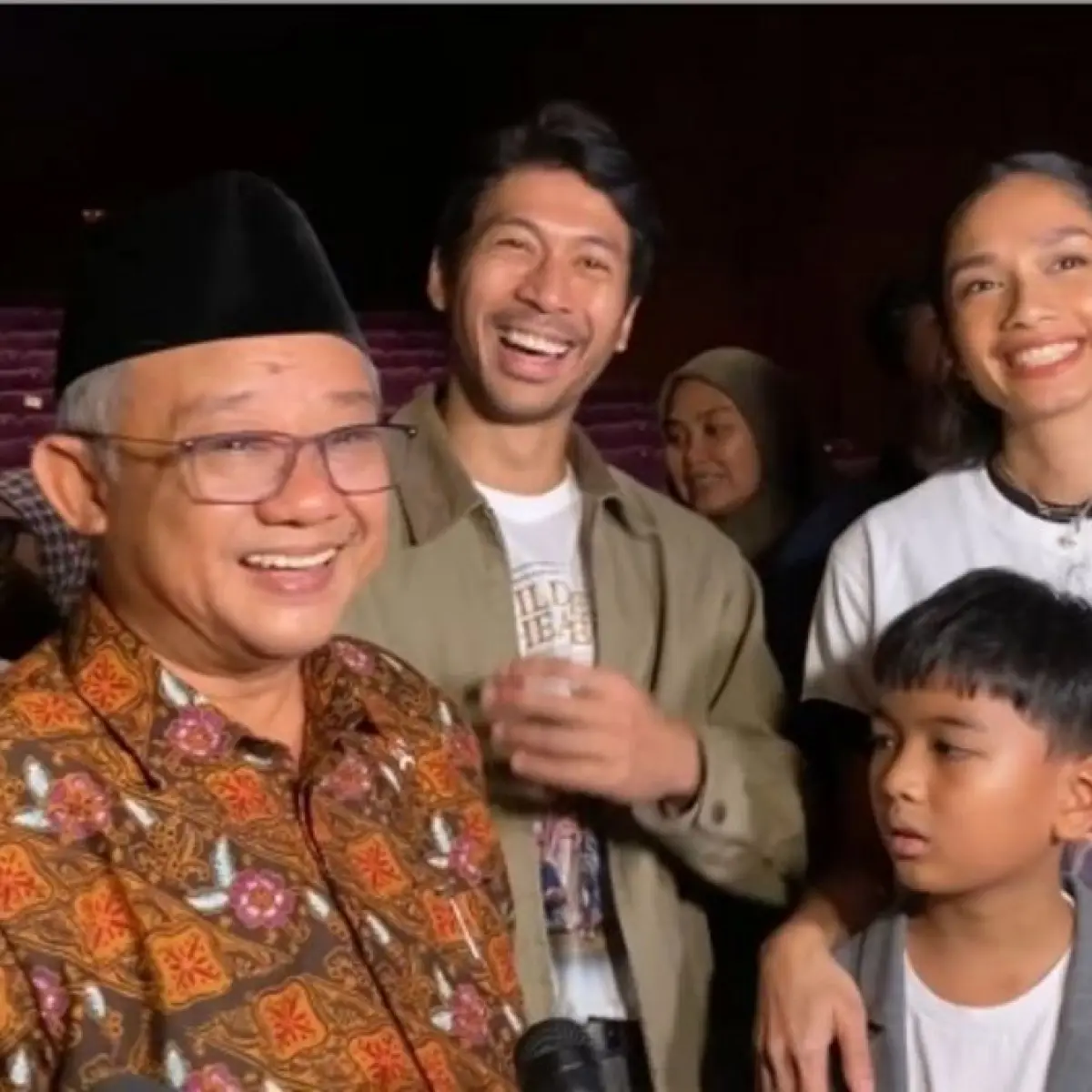 Film Children of Heaven versi Indonesia mendapat perhatian dari Menteri Pendidikan Dasar dan Menengah, Abdul Mu'ti usai hadir dalam acara nonton bareng bersama para pemain di kawasan Senayan, Jakarta Pusat pada Jumat, 22 Mei 2026. [Suara.com/Tiara Rosana]