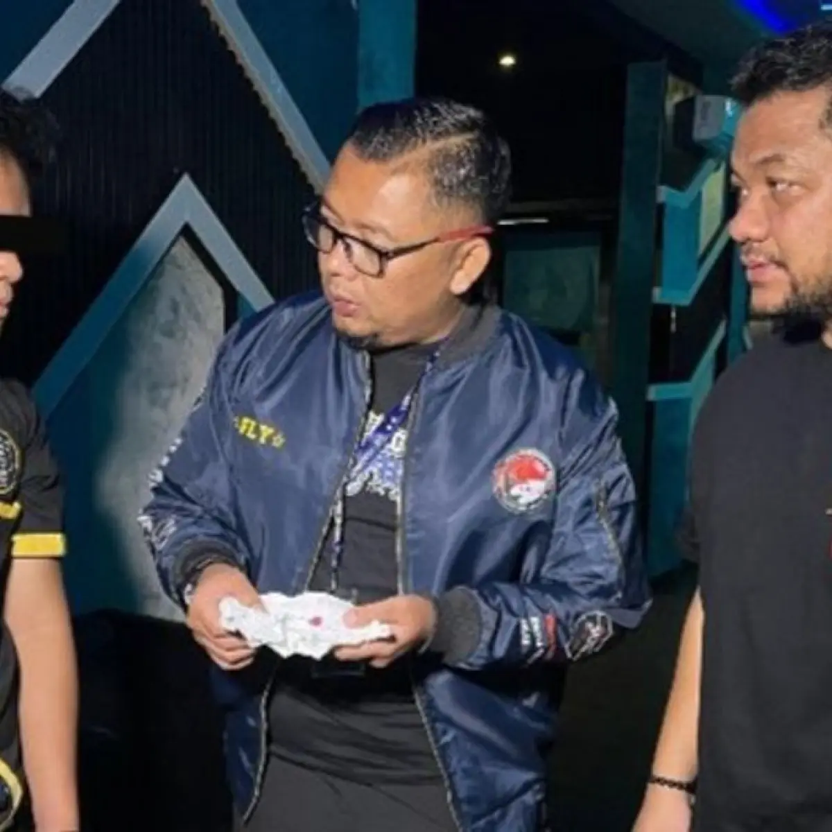 IR, karyawan Phantom KTV & Nightclub (paling kiri) saat ditangkap polisi.(MI/Yoseph Pencawan)