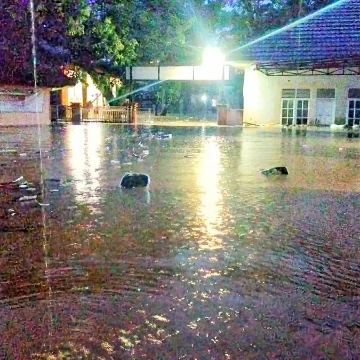 Debit Sungai Cipalabuhan Melonjak Tinggi, Permukiman dan Akses Jalan di Palabuhanratu Terendam Banjir