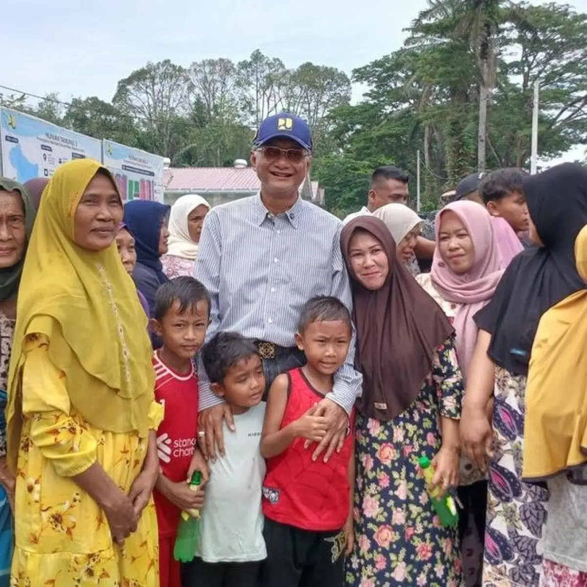 Warga berfoto bersama Menteri PU Dody di Huntara 3 Aceh Tamiang, Minggu (24/5/2026). (Foto: Juita Sinuhaji/detikSumut)