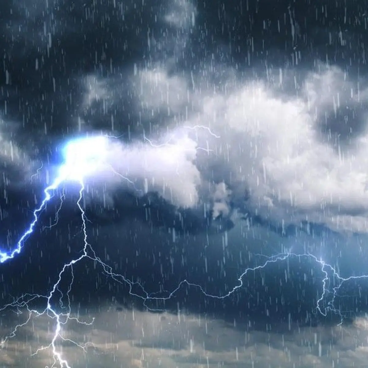 Ilustrasi hujan petir (Foto: Getty Images/iStockphoto/Angelo F-)