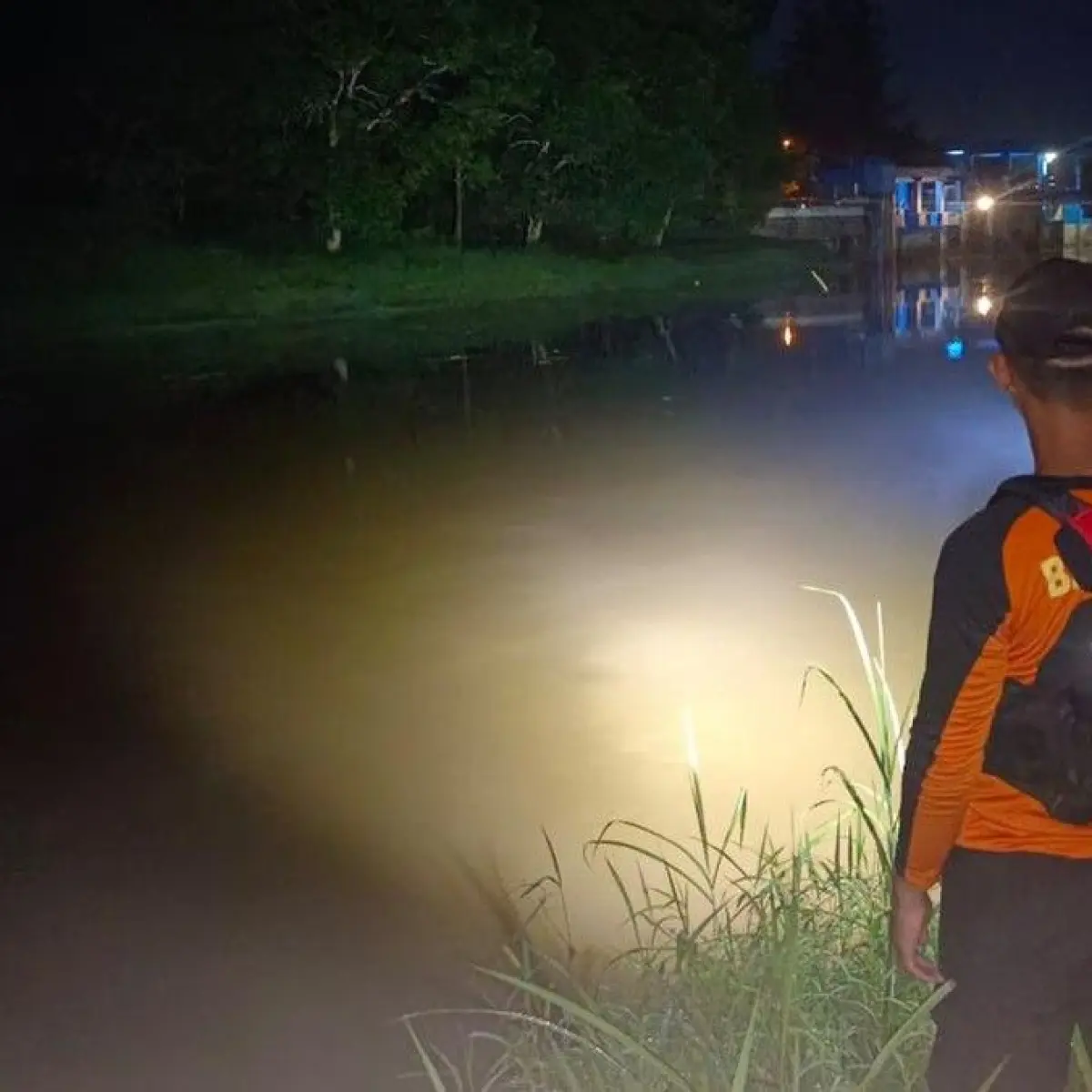 Pencarian dua remaja diduga tenggelam di Sungai Laes Pemalang saat berlatih dayung, Minggu (24/5/2026) malam. Foto: Dok. Basarnas Kantor SAR Semarang