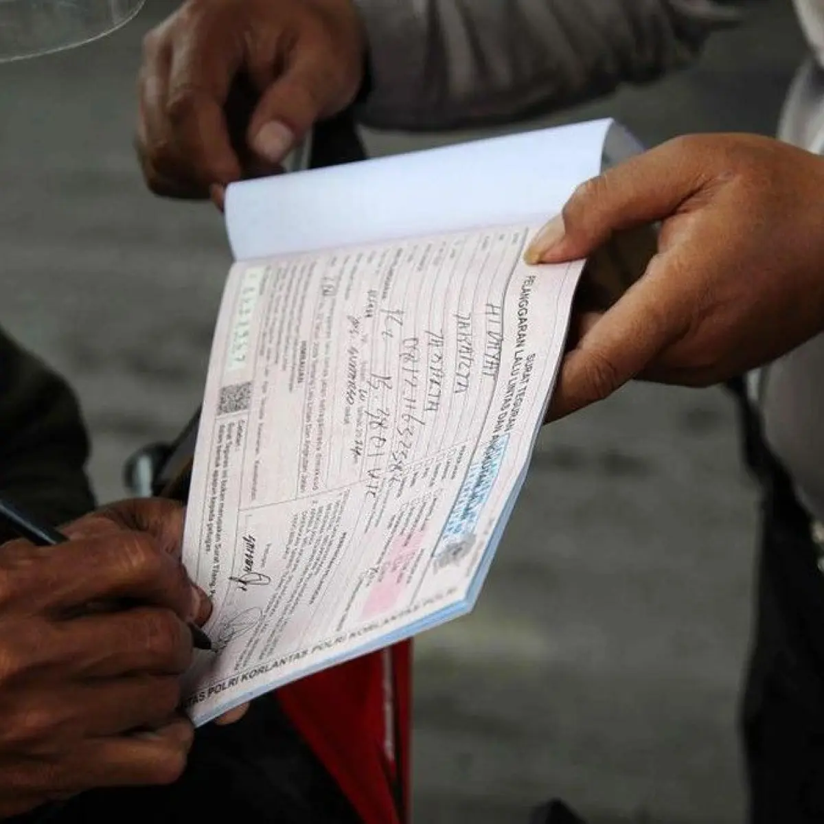 Ilustrasi tilang manual. Foto: Pradita Utama