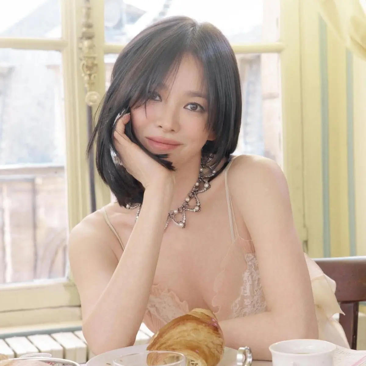 Song Hye Kyo tampil di sampul majalah dan halaman editorial Vogue China dengan gaya anggun dan elegan. Foto: Dok. Vogue China