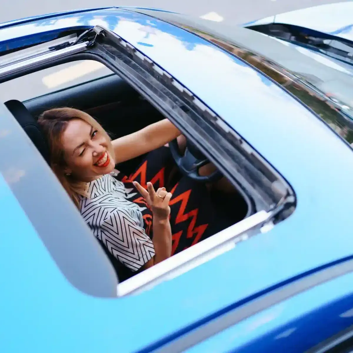 mobil bekas dengan sunroof terbuka di jalan (Foto: Files)